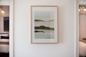 InvermayにあるVilla Gwen: Character Home Moments from the Cityの寝室の白い壁に掛けられた額入りの絵