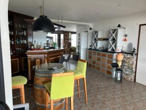 El salón o zona de bar de Le Bel Vue