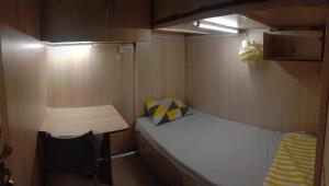 Ένα ή περισσότερα κρεβάτια σε δωμάτιο στο Abuzz Oxfordcaps ShahpurJaat Delhi - For Females Only