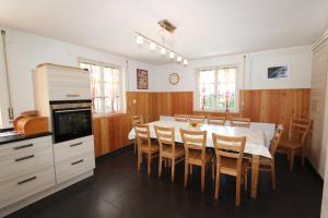 Kuchyň nebo kuchyňský kout v ubytování Chalet Les Arolles