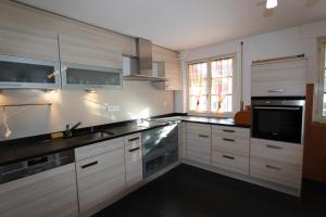 Kuchyň nebo kuchyňský kout v ubytování Chalet Les Arolles