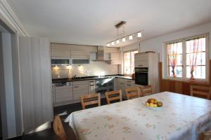 Kuchyň nebo kuchyňský kout v ubytování Chalet Les Arolles