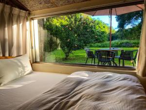 Postel nebo postele na pokoji v ubytování 玉蟾園民宿 寵物友善 YuChanYuan B&B