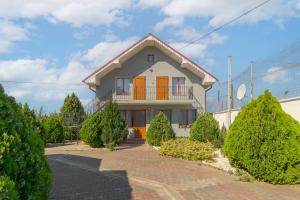 a house with an orange door and some trees at Tei Inn in Sînmartin