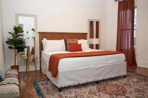 a bedroom with a large bed in a room at Modern & Spacious Home Near Downtown Atlanta in Atlanta