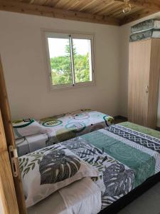 圣罗斯Residence Belle Vue的带窗户的客房内的三张床