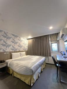 Postel nebo postele na pokoji v ubytování Ximen Hotel + 33 fotografií