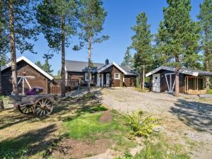 une image d'une cabane en rondins avec une cour dans l'établissement 4 star holiday home in Storsteinnes, à Rundhaug