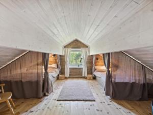 une chambre avec deux lits et une fenêtre dans l'établissement 4 star holiday home in Storsteinnes, à Rundhaug