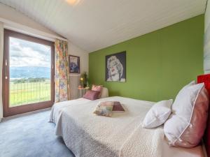 Postel nebo postele na pokoji v ubytování Beautiful holiday home in Attersee with garden