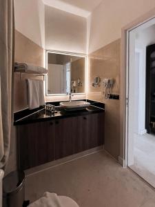 un baño con lavabo y espejo en GS 18 Villa, en Hurghada