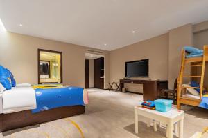 A bed or beds in a room at 宜昌虹桥国际大酒店