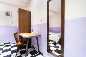 - un dressing avec un miroir et une table dans l'établissement Ahu Hotel & Apartment, à Hô-Chi-Minh-Ville 85 autres photos