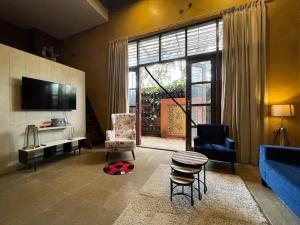 TV/trung tâm giải trí tại Traditional & Modern 4BHK Villa