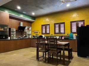 Nhà bếp/bếp nhỏ tại Traditional & Modern 4BHK Villa +11 ảnh