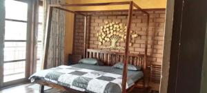 Giường trong phòng chung tại Traditional & Modern 4BHK Villa