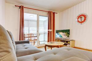 a living room with a couch and a table at Ô Carré d'Or - T3 proche du centre ville- Saint-Denis in Saint-Denis