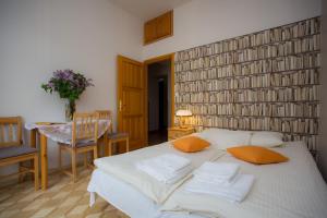 een slaapkamer met een bed met 2 kussens erop bij Kazimierz Secret in Krakau