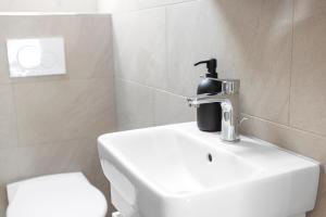 A bathroom at STAYY Flagship Limmattal - contactless check-in