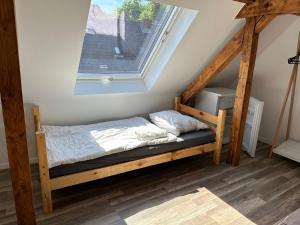 a bedroom with a bunk bed with a window at Ferienhaus in Duisburg für bis zu 9 Personen - Arbeiten im Ruhrgebiet in Duisburg