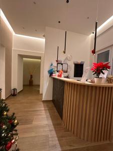 una cocina con barra y un árbol de Navidad en Salotto Toledo, en Nápoles 80 fotos más