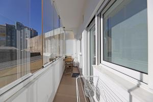 ポルトにあるApartamento da Musica - Boavista - OPENINGの大きな窓のある廊下