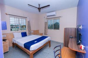 Postel nebo postele na pokoji v ubytování Hotel Natasha Regency Bangalore Airport