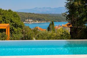 索利纳Villa 4 with Pool Soline, Krk, 280 m from beach, by 4Villas的享有湖景的游泳池