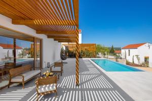 Villa 4 with Pool Soline, Krk, 280 m from beach, by 4Villas内部或周边的泳池