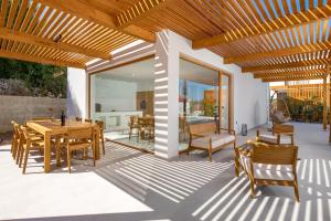 Villa 4 with Pool Soline, Krk, 280 m from beach, by 4Villas的休息区