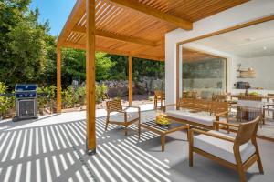 Villa 4 with Pool Soline, Krk, 280 m from beach, by 4Villas的阳台或露台