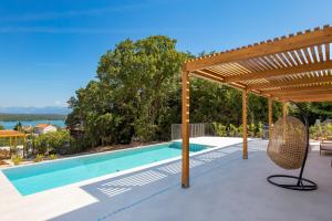 索利纳Villa 4 with Pool Soline, Krk, 280 m from beach, by 4Villas的带游泳池和木制凉亭的露台