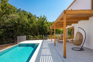 索利纳Villa 4 with Pool Soline, Krk, 280 m from beach, by 4Villas的带游泳池和木制凉亭的露台