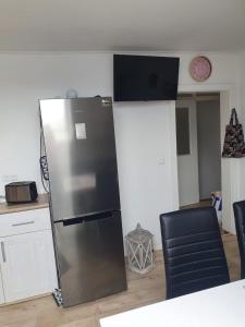 FriedrichsthalにあるHaus Schmidt Bildstockのキッチン(ステンレス製の冷蔵庫、カウンター付)