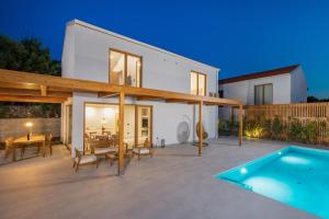 Villa 4 with Pool Soline, Krk, 280 m from beach, by 4Villas内部或周边的泳池