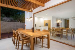 Villa 4 with Pool Soline, Krk, 280 m from beach, by 4Villas的休息区