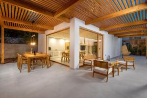 Villa 4 with Pool Soline, Krk, 280 m from beach, by 4Villas的休息区