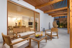 Villa 4 with Pool Soline, Krk, 280 m from beach, by 4Villas的休息区