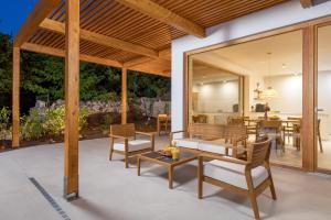 Villa 4 with Pool Soline, Krk, 280 m from beach, by 4Villas的庭院或其他户外区域