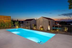 Villa 4 with Pool Soline, Krk, 280 m from beach, by 4Villas内部或周边的泳池