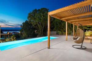 Villa 4 with Pool Soline, Krk, 280 m from beach, by 4Villas内部或周边的泳池