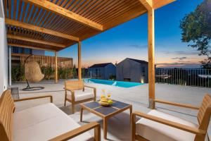 Villa 4 with Pool Soline, Krk, 280 m from beach, by 4Villas内部或周边的泳池