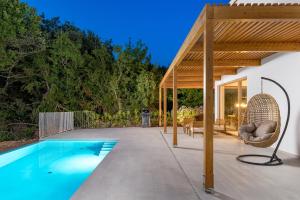 Villa 4 with Pool Soline, Krk, 280 m from beach, by 4Villas内部或周边的泳池