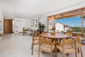 Villa 4 with Pool Soline, Krk, 280 m from beach, by 4Villas的阳台或露台
