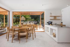 Villa 4 with Pool Soline, Krk, 280 m from beach, by 4Villas的厨房或小厨房