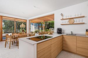 Villa 4 with Pool Soline, Krk, 280 m from beach, by 4Villas的厨房或小厨房