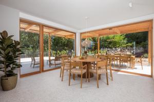 Villa 4 with Pool Soline, Krk, 280 m from beach, by 4Villas餐厅或其他用餐的地方