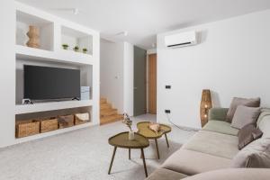 Villa 4 with Pool Soline, Krk, 280 m from beach, by 4Villas的电视和/或娱乐中心