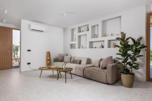 Villa 4 with Pool Soline, Krk, 280 m from beach, by 4Villas的休息区
