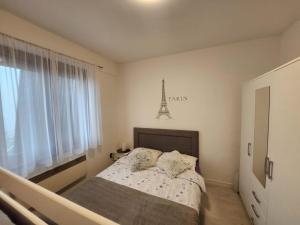 クープレスにあるApartman Panoramaのベッドルーム1室(ベッド1台付)、壁にエッフェル塔が備わります。